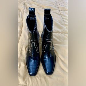 Steven Madden croc ankle boots size 6 New. Never worn only tried on.